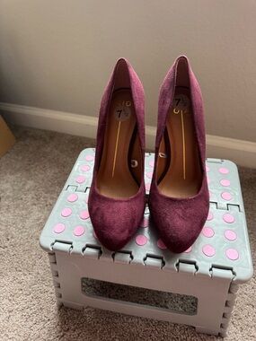 XIO Burgundy Heel Size 7.5